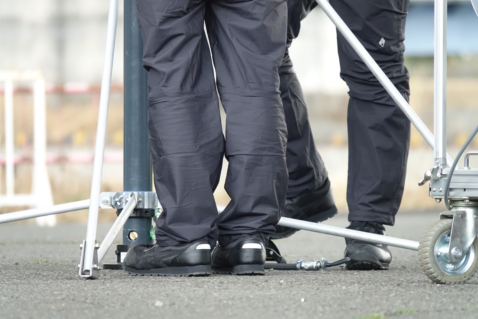 右は自衛隊の車両で輸送したStarlink活用の可搬型基地局を設置する様子