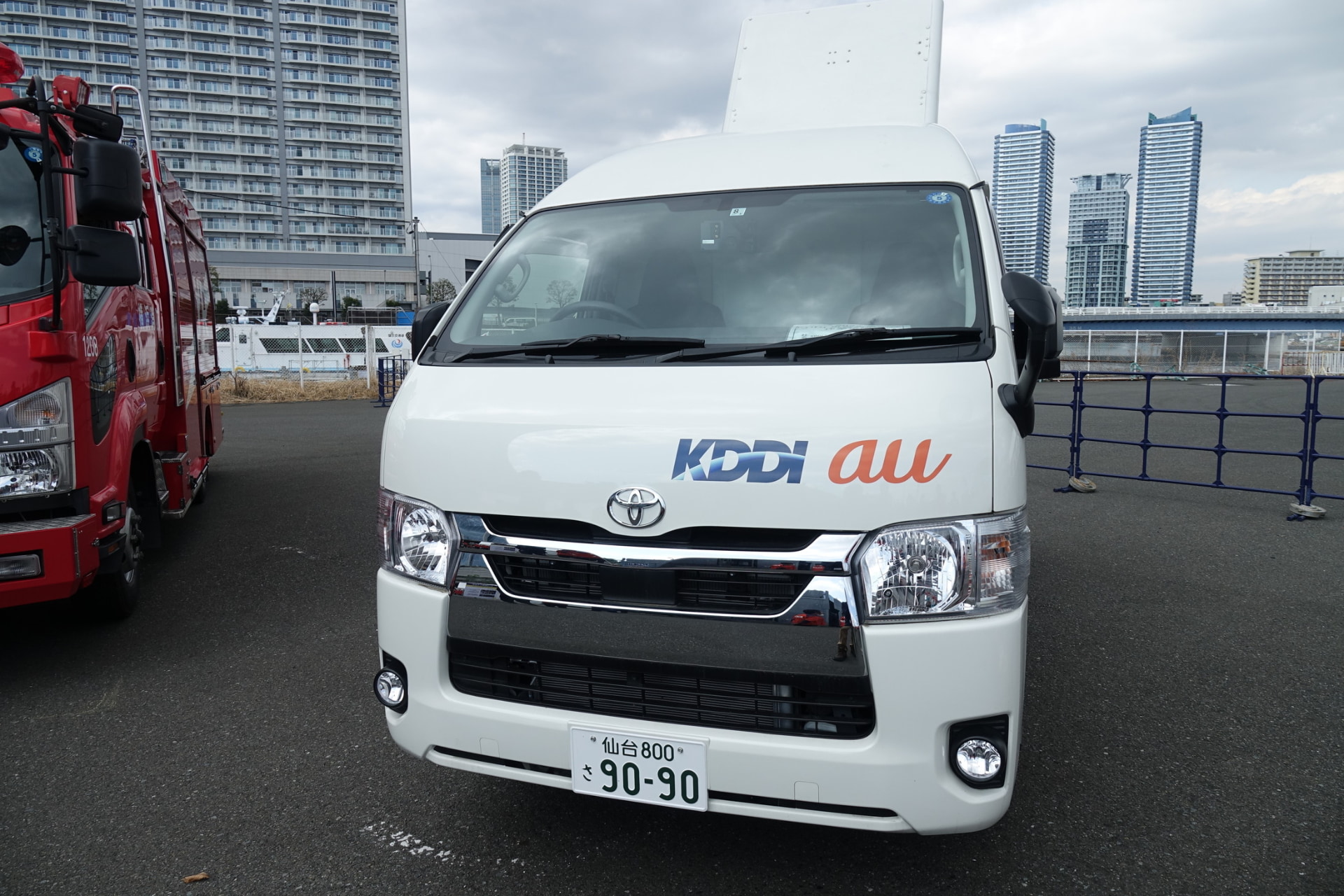 基地局へ電気を供給する電源車や外部電源