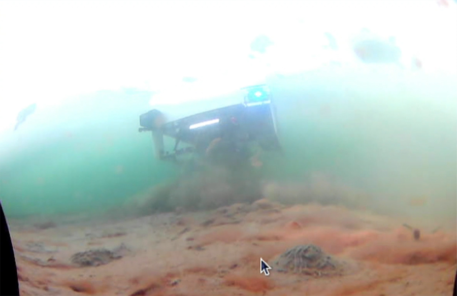 「浮上」信号を受けて浮上を開始する水中ロボット