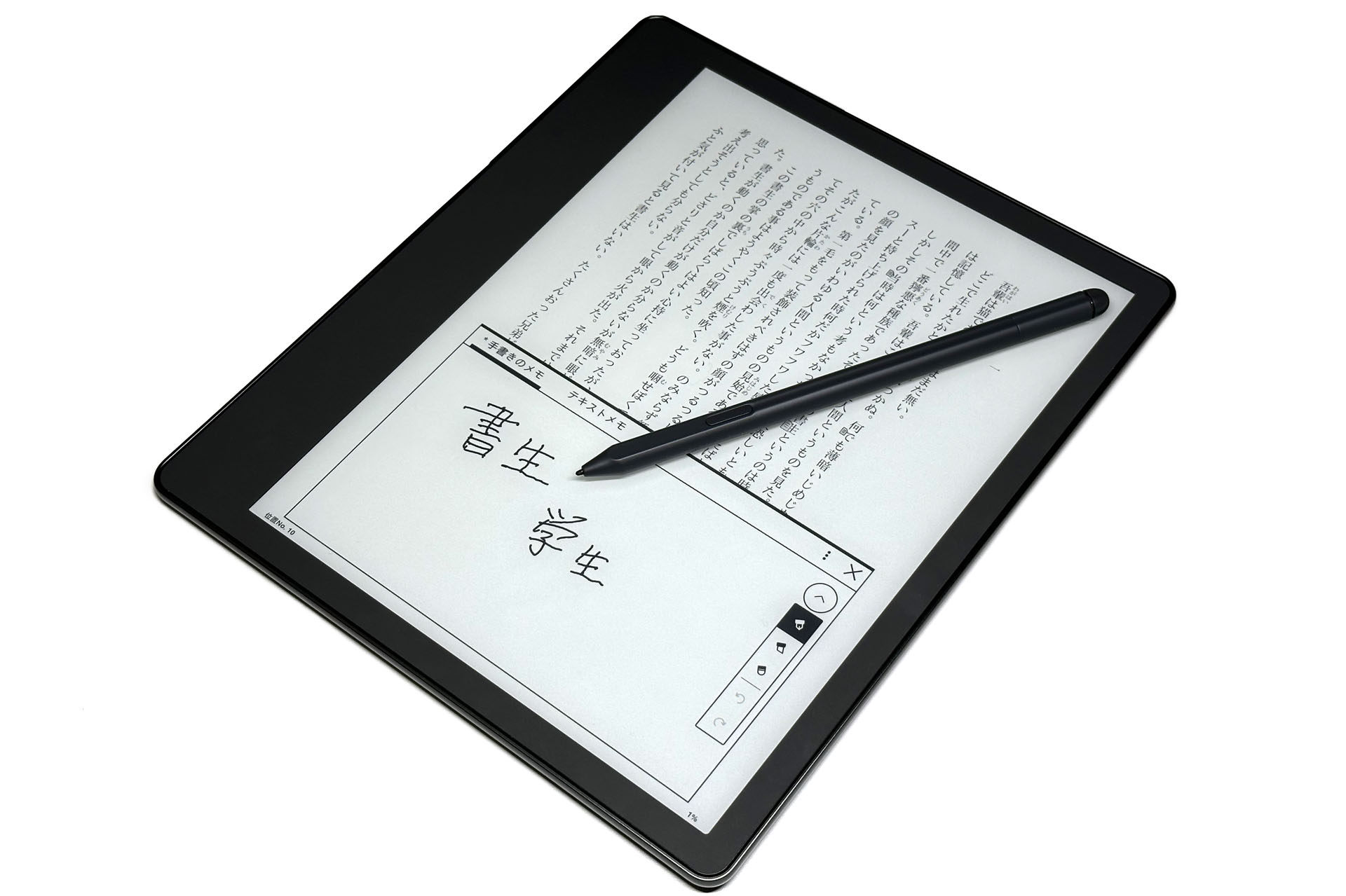 Kindle Scribeの画面サイズは10.2インチ。電子ペーパーによる表示だがバックライトもあり非常にクリアに見える。付属のペンによる手書きや操作にも対応している。