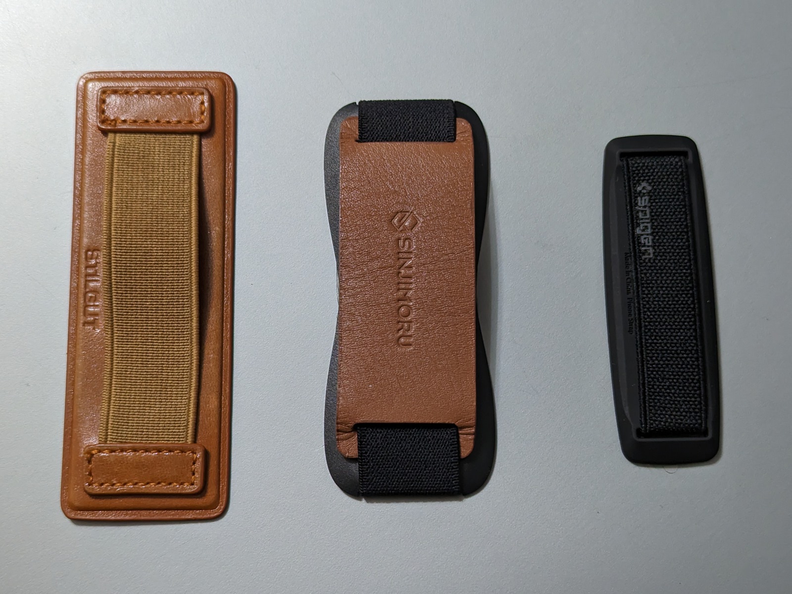 既存のスマホバンド（左、中）に比べるとコンパクトなサイズ