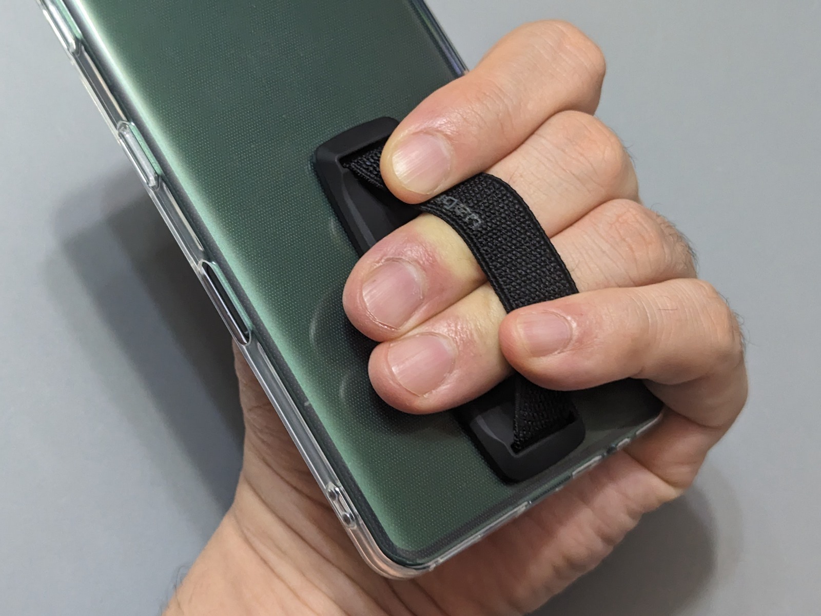 実際にスマホに装着し、指を通したところ。筆者は中指と薬指を通すようにして使っている