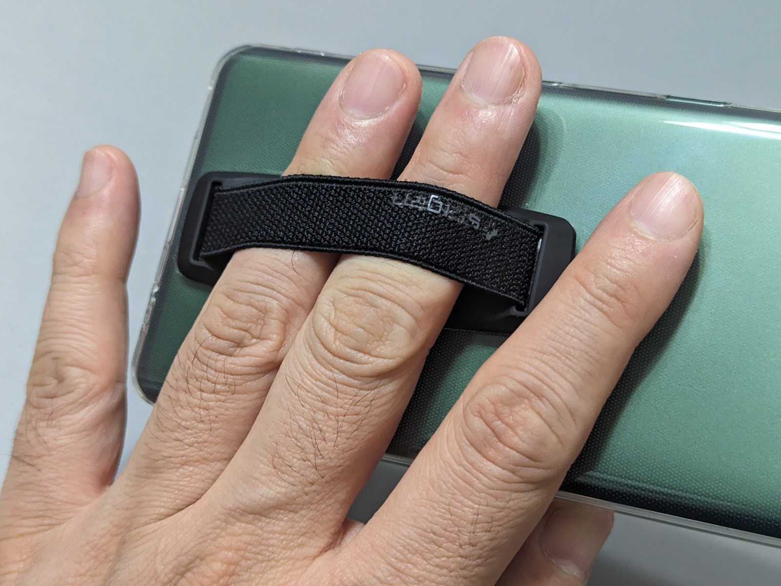 遊びが少ないのでスマホをしっかりと握らなくても安定して保持できる