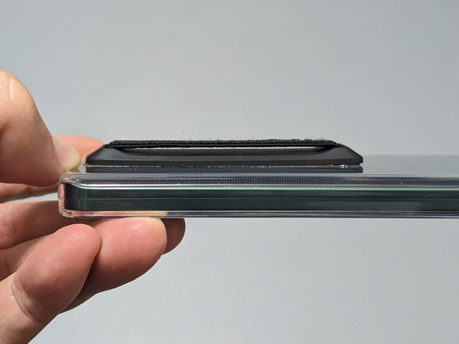 同種製品に比べると厚みはあまりないが、さすがにワイヤレス充電は難しい