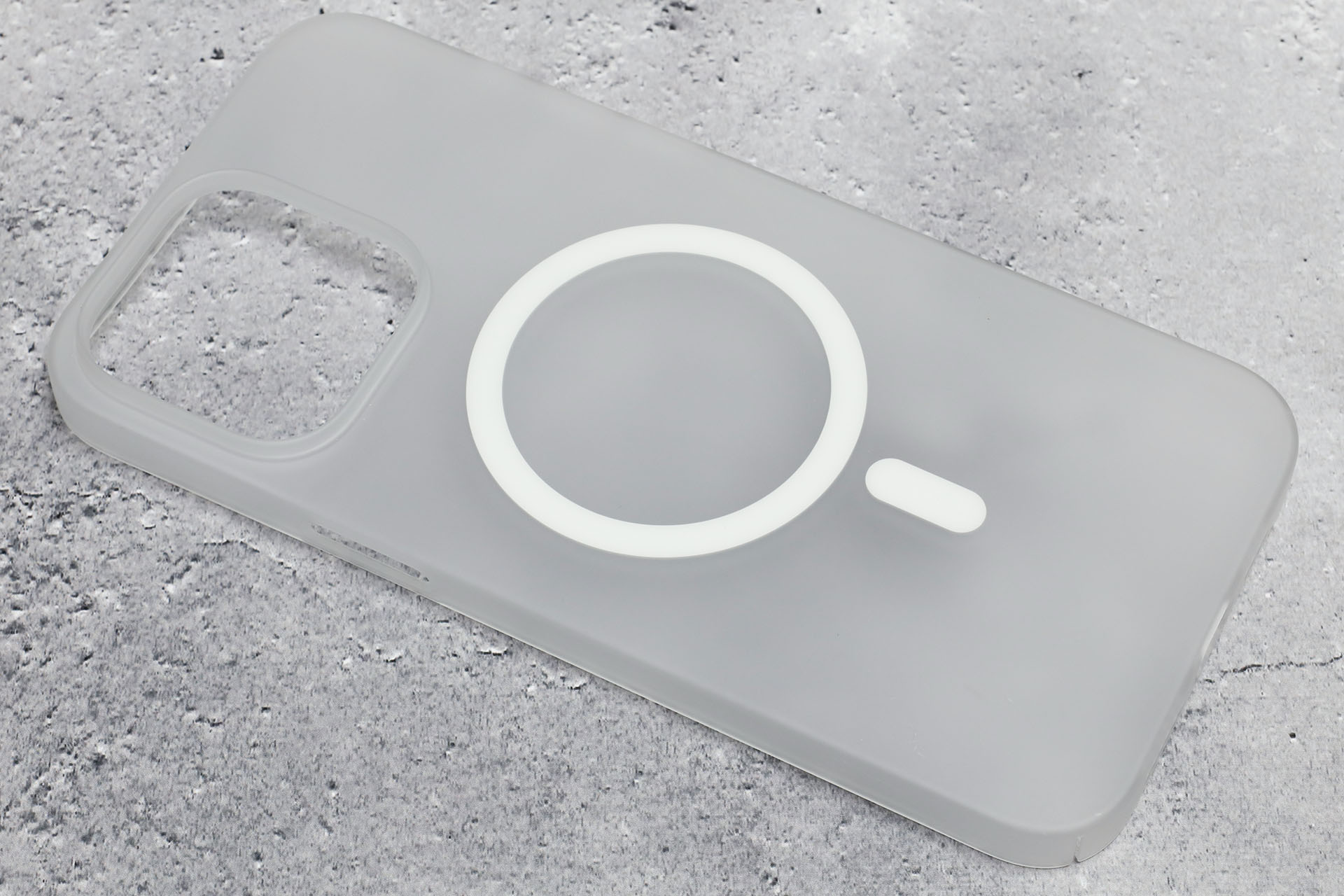 THE FROST AIR ULTRAは、こんな感じの極薄・半透明ケース。厚みは1.2mm。ちなみに、従来のTHE FROST AIRの厚みは0.8mm以下だ