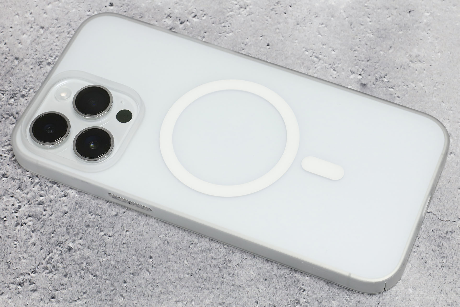 iPhoneに装着した様子。相変わらず存在感が希薄で静かなミニマル感がある。MagSafeのマグネット部分は平らで出っ張りなどはない。カメラ部は周囲の出っ張り（カメラ保護用エッジ）で保護されている