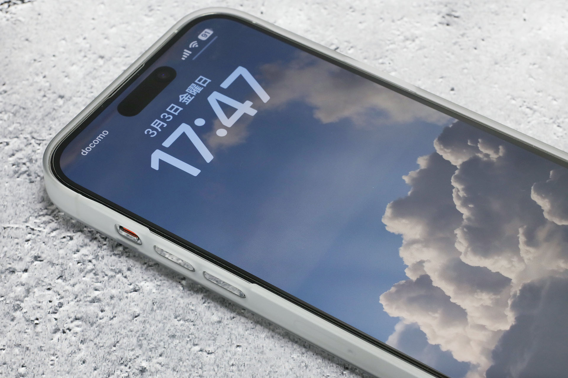 サイドの厚みも最小限。もちろんボタン類やスピーカーなどの部分は開口している。画面周囲はわずかに出っ張っており、画面を下にして机面に置いても、画面は机面に接しない