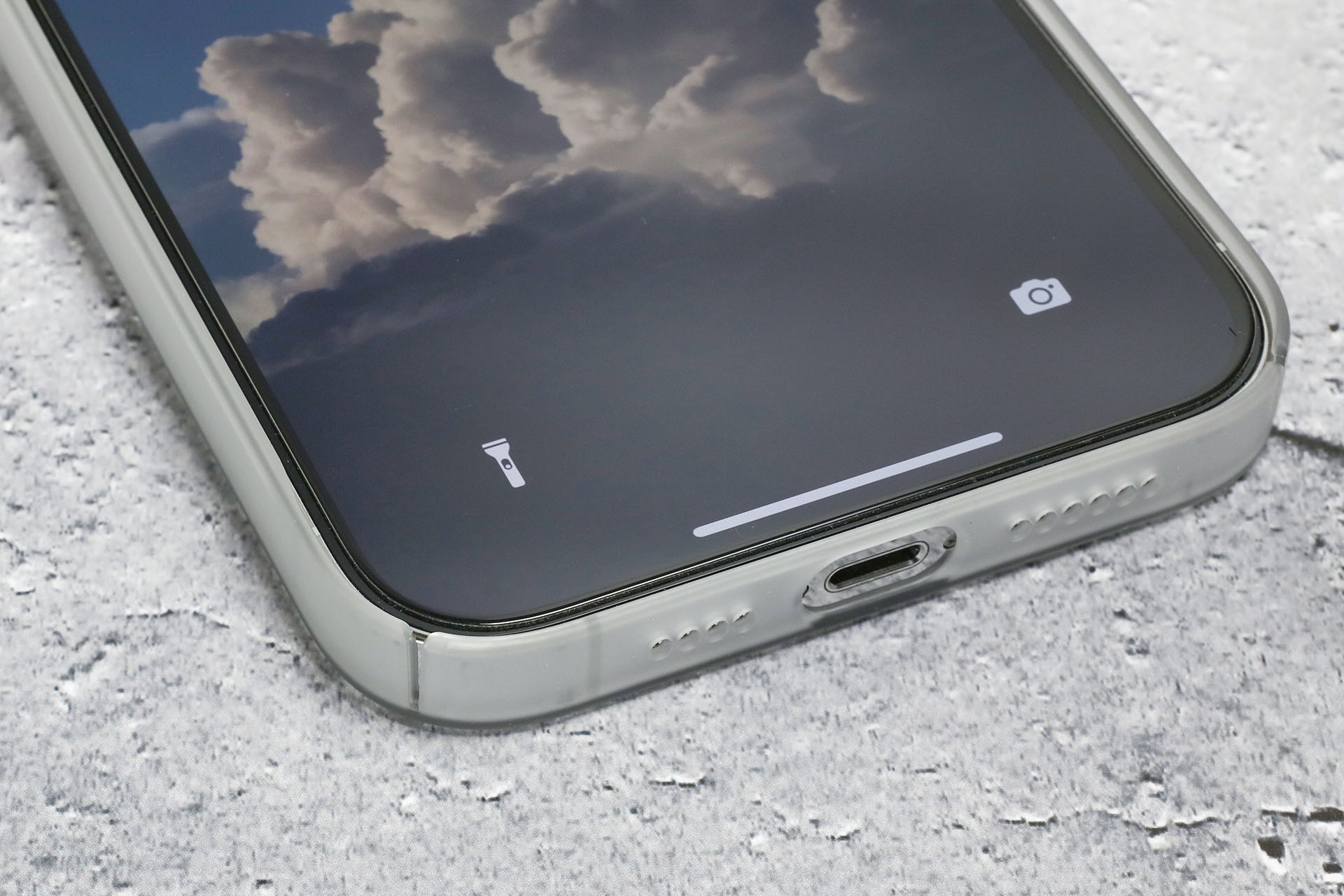 ケース下部の左右にはスリット状の切り欠きが入っている。これにより従来のTHE FROST AIRよりもiPhoneに対する着脱が「かなり容易」になったと感じる