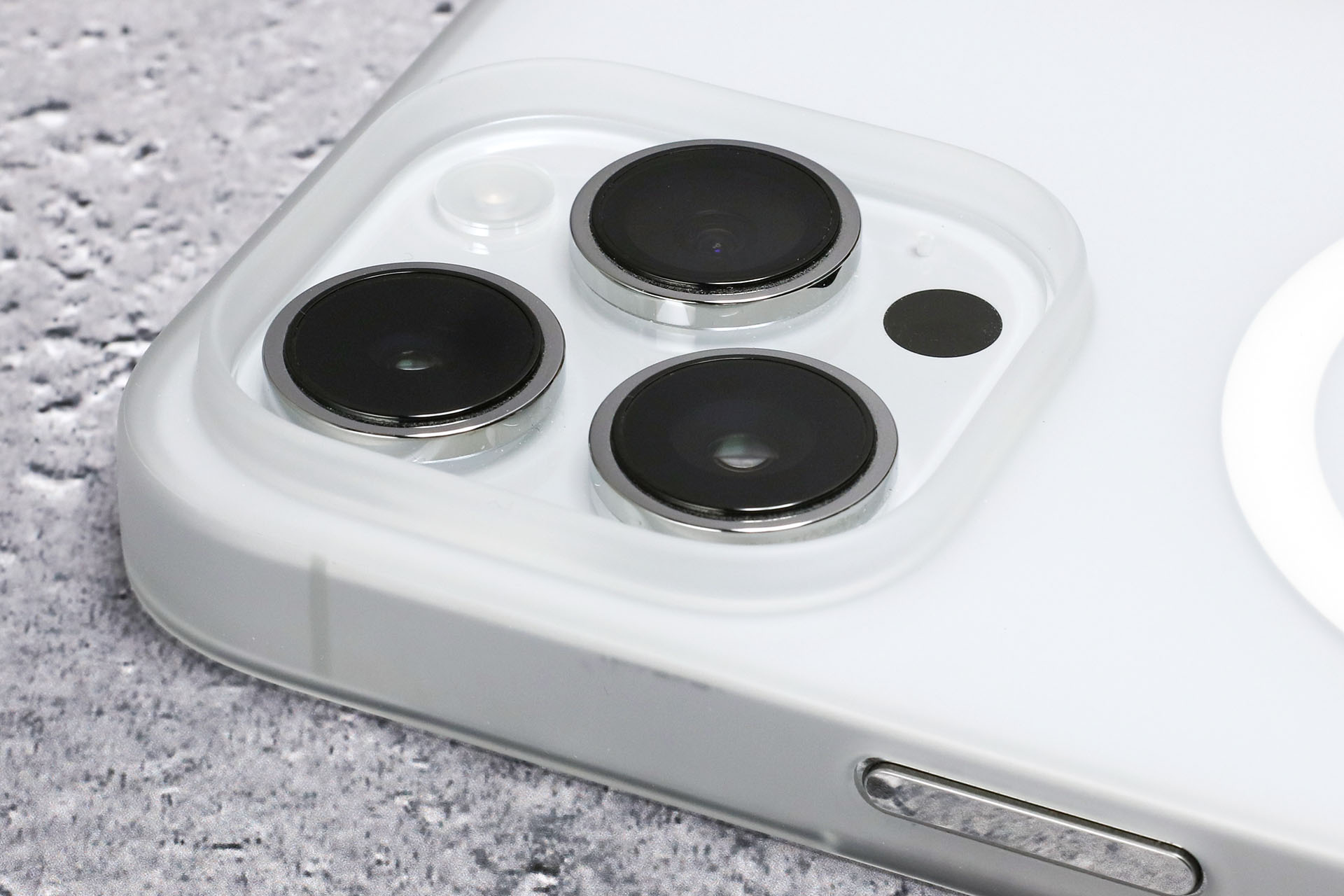 これがTHE FROST AIR ULTRA背面のカメラ部穴周囲の出っ張り（約3mm）。この出っ張り（カメラ保護用エッジ）が、充電台と干渉することがある。Apple純正MagSafe充電器（やそれと同じサイズの充電器）とは干渉しない