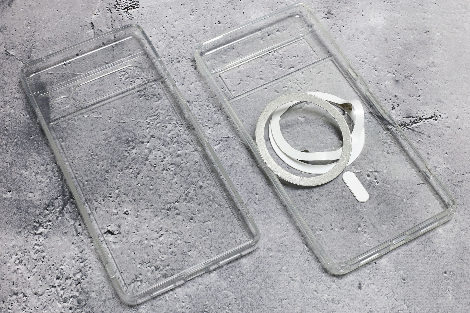 上のケースをどかすと、MagSafe部分のマグネットが剥がれていた。剥がれたマグネットにはMagSafe化金属リングが吸着していた