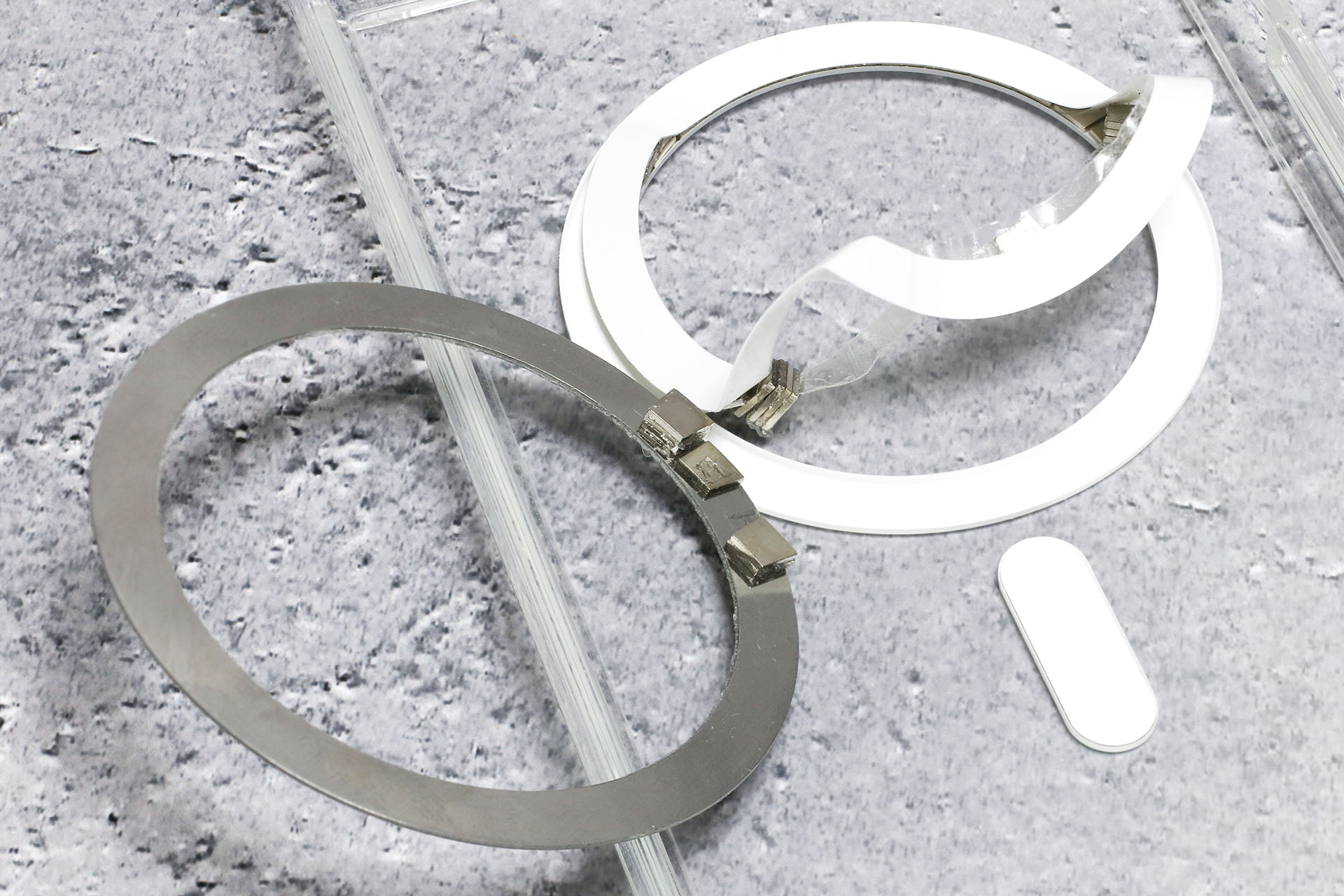 下側にあったマグネット内蔵型MagSafe対応ケースのマグネット部分が剥がれ、細かなマグネットどうしが合体していた。つまりMagSafe吸着機構が壊れていた