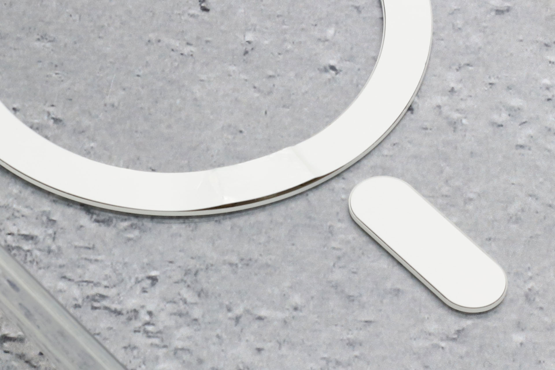 だがこのケース、購入時点でMagSafeマグネットの一部が浮いていた。この部分がしっかり接着されていなくて剥がれちゃったようである