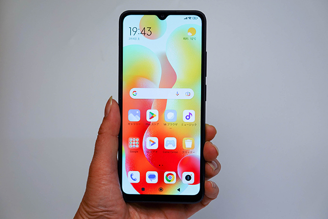 約6.71インチHD+（720×1650ドット）液晶を搭載。ティアドロップ型のノッチを採用する。厚さも幅もスリムなので、ディスプレイサイズの割にはグリップ感が良い