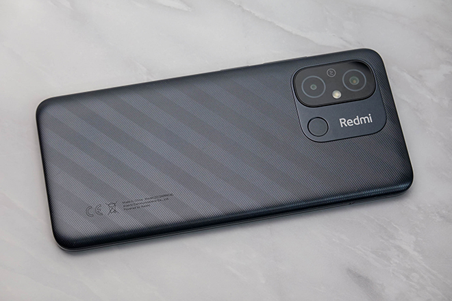 背面の斜めストライプ模様が特徴。カラーは写真のグラファイトグレーのほか、ミントグリーンも展開