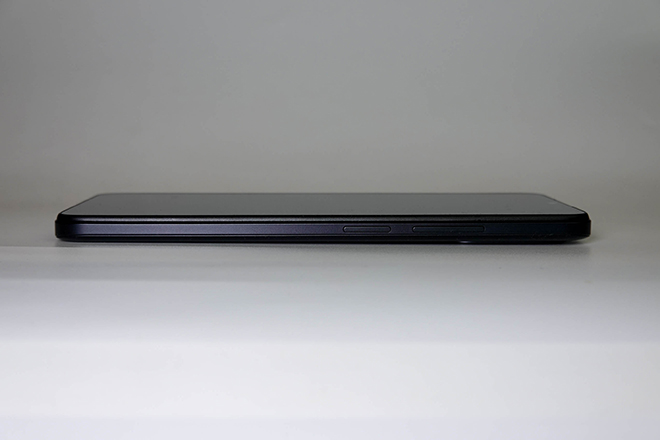 右側面に音量キーと電源ボタンを配置。電源ボタン2度押しでカメラを起動など、設定で使いやすいショートカットを割り当てることもできる