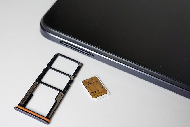 左側面にはSIMカードスロットを配置。デュアルSIMに対応し、2枚の物理SIMとmicroSDカードを同時にセットできる