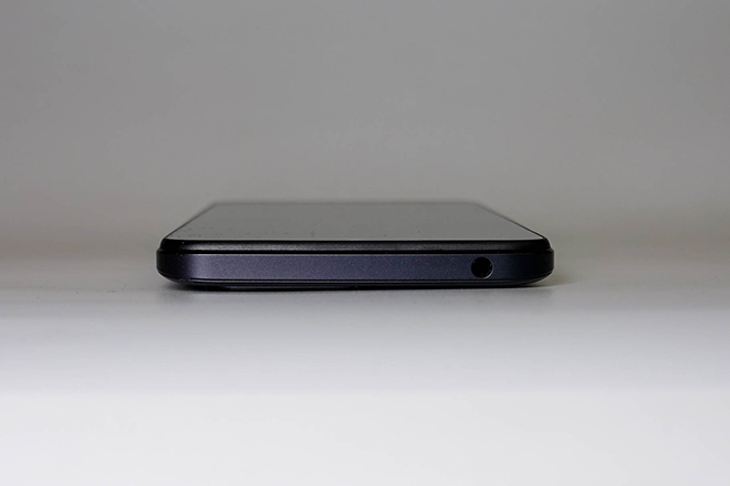 上部には3.5mmイヤホンジャックを備え、有線ヘッドフォンへの出力にも対応