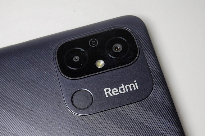 約5000万画素のメインカメラに加え、ポートレート用補助レンズを搭載。中央に配置された指紋認証センサーと、ロゴ、カメラが一体となっている