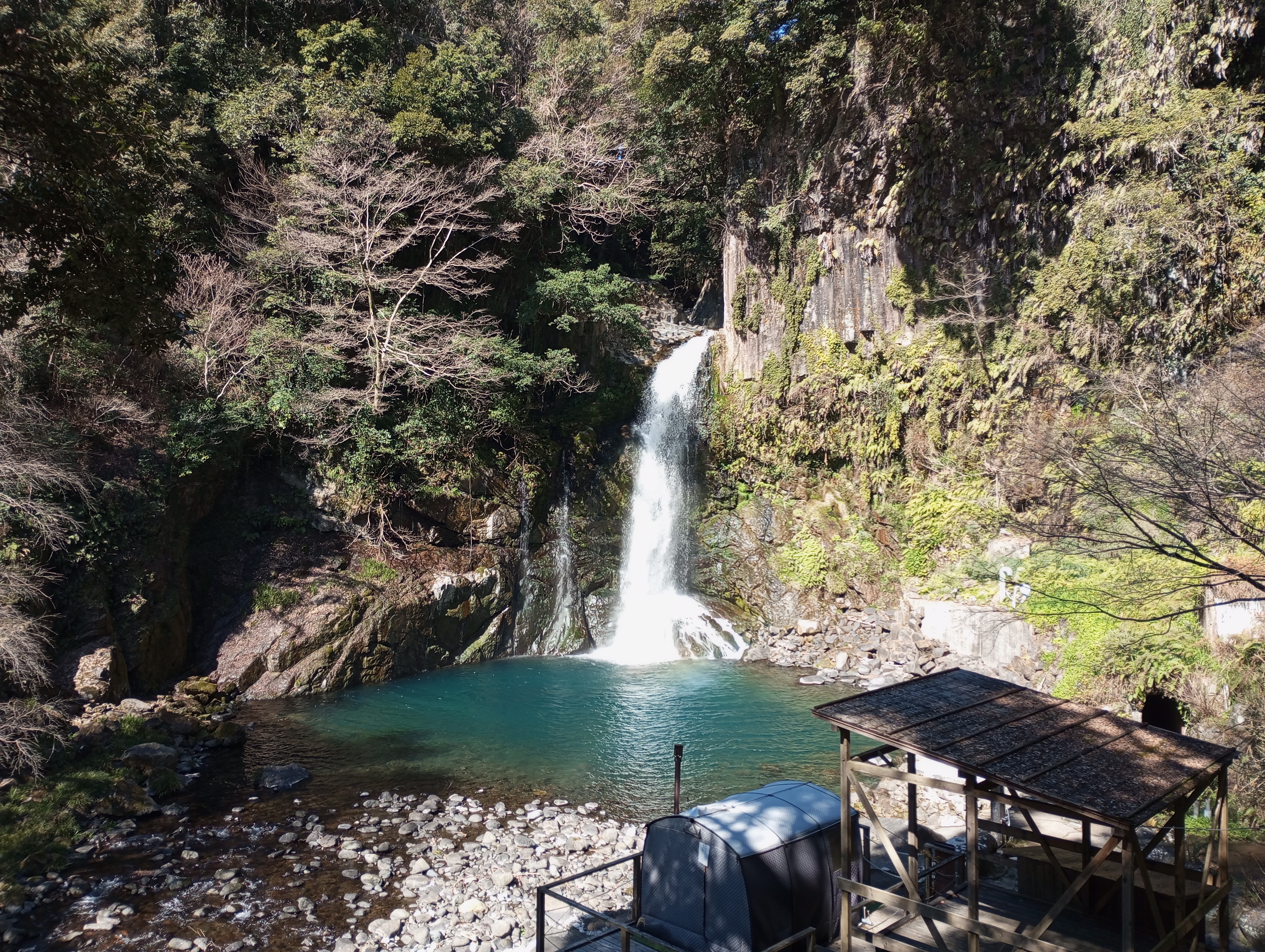 「写真」モードで風景をスナップ撮影した、自然な色が再現されている