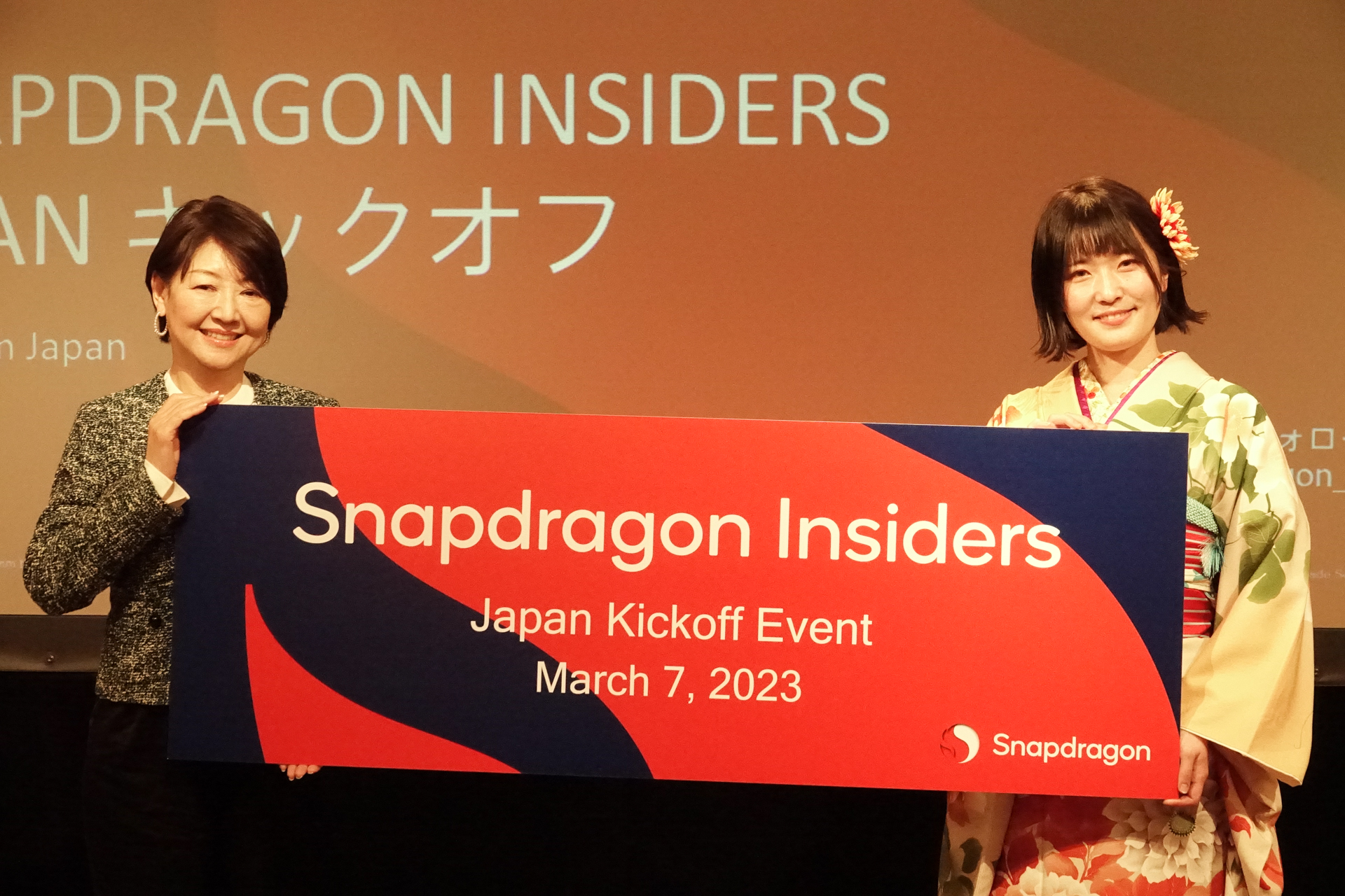 左：須永氏、右：Snapdragon Insidersのアンバサダーを務める長友愛莉
