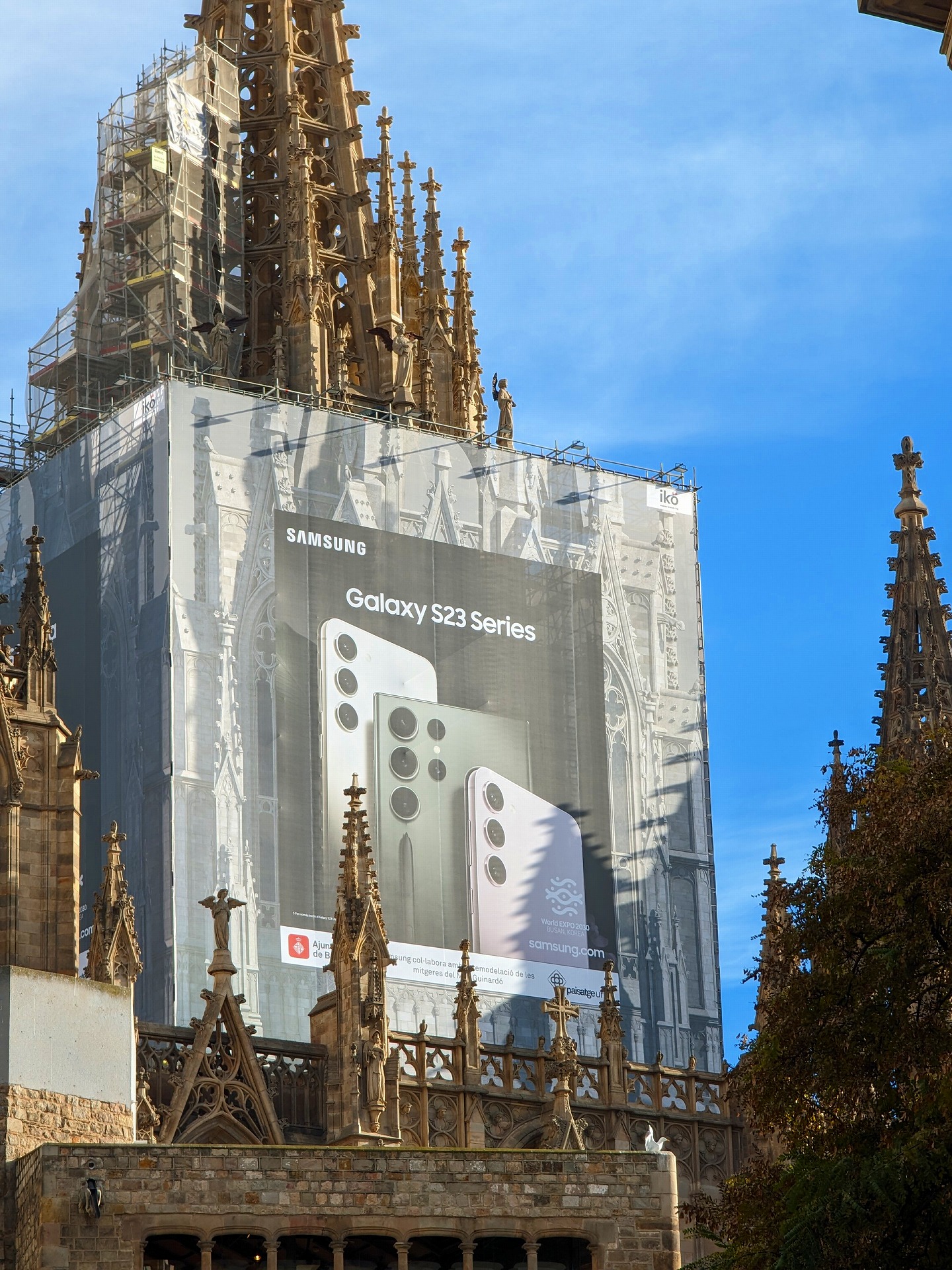 バルセロナを歩いていると、サンタ・エウラリア大聖堂が工事中でして、なんとそこにGalaxy S23シリーズの広告が掲出されておりました