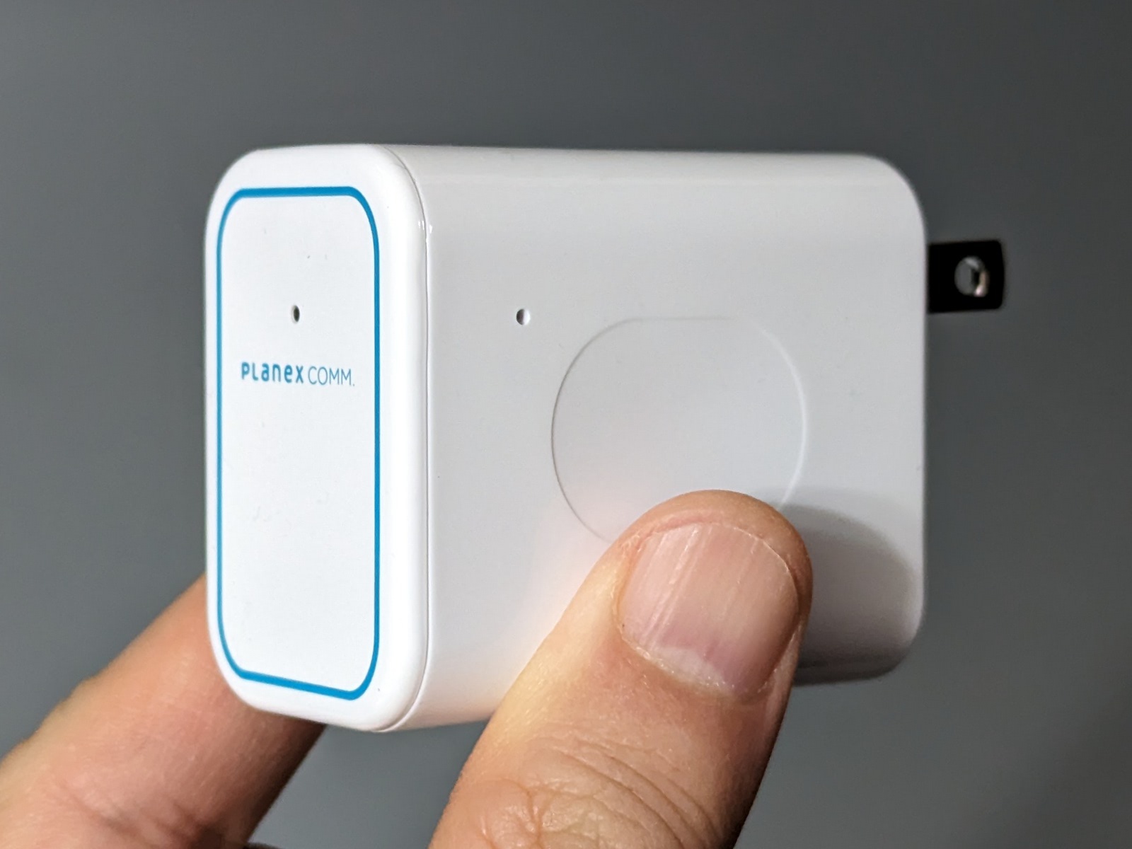 製品本体。USB充電器のような形状をしている。いわゆるモバイルWi-FiルーターではないのでSIMカードスロットは内蔵しない