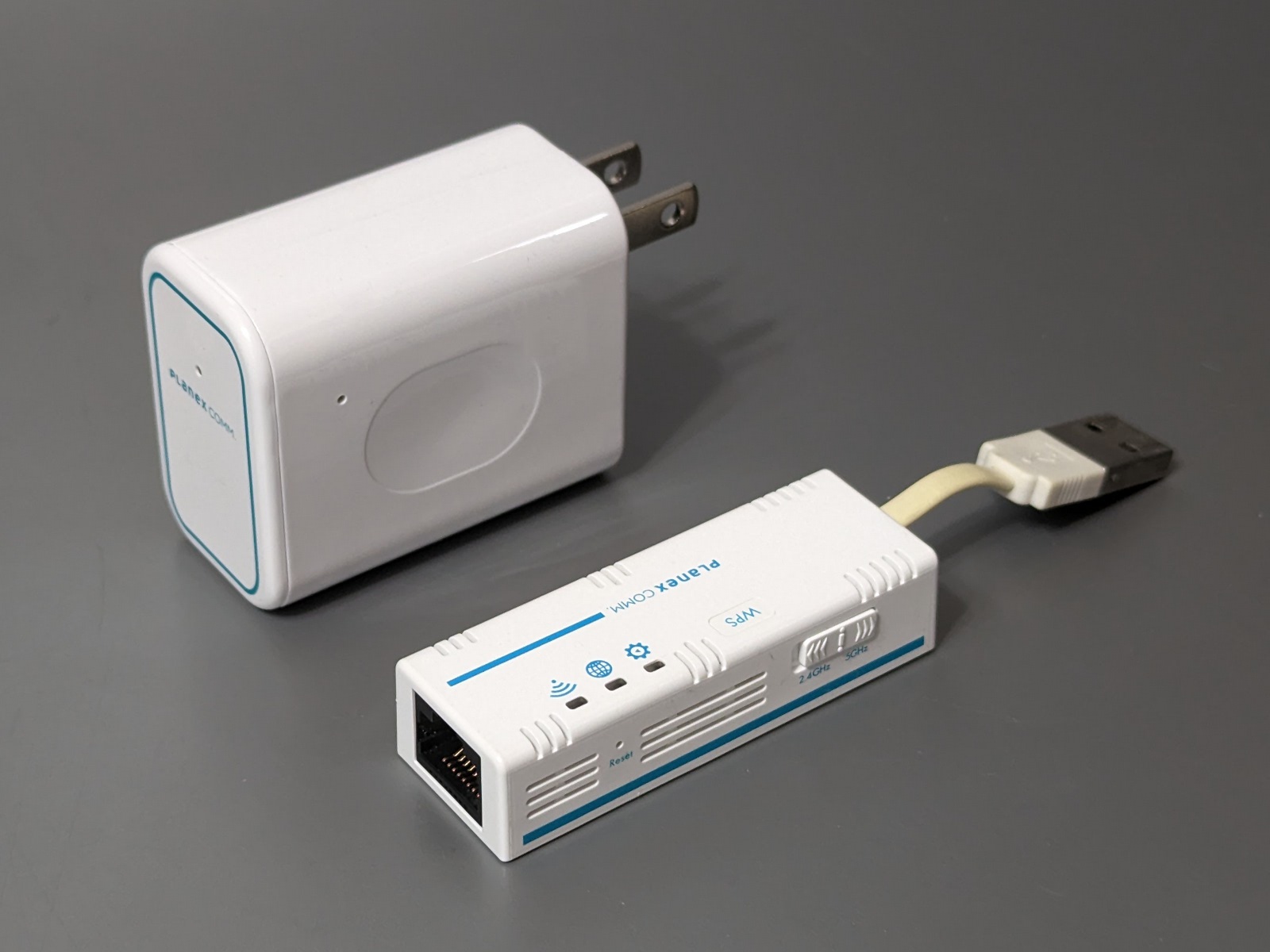 手前は本製品の過去モデルに当たる「ちびファイ2」。USB駆動で、電源プラグを内蔵しないため本製品よりもコンパクトだ