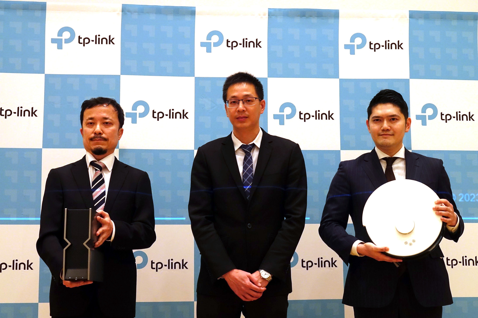 左からティーピーリンクジャパン 鈴木氏、同 サイモン氏、同 吉岡氏