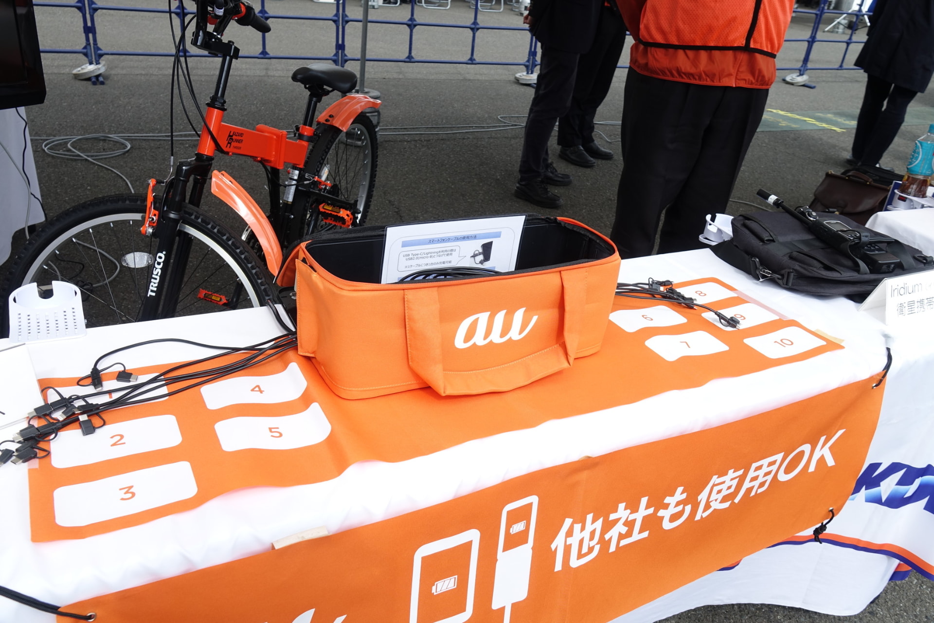 左＝KDDIの「災害用充電BOX」。右＝フリーWi-Fi。いずれも3/2の「2023 KDDI災害対策訓練」で撮影