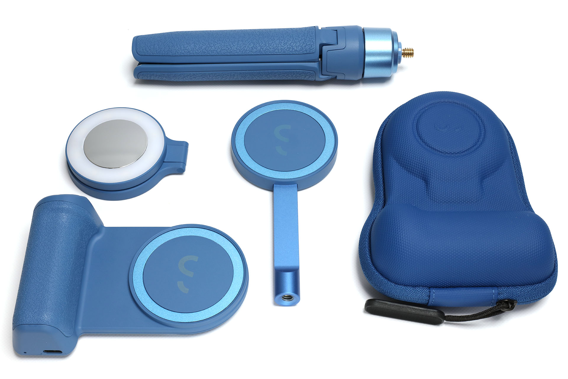 MagSafe対応モバイルバッテリー内蔵グリップの<a href="https://www.shiftcam.jp/collections/snapgrip/products/snapgrip" class="strong bn" target="_blank">「SnapGrip」</a>、MagSafe対応撮影用LEDライトの<a href="https://www.shiftcam.jp/collections/snapgrip/products/snaplight" class="strong bn" target="_blank">「SnapLight」</a> 、MagSafe対応セルフィースティック＆三脚の<a href="https://www.shiftcam.jp/collections/snapgrip/products/snappod" class="strong bn" target="_blank">「SnapPod」</a>がセットになった製品。このセットには専用キャリングケースが付属している。