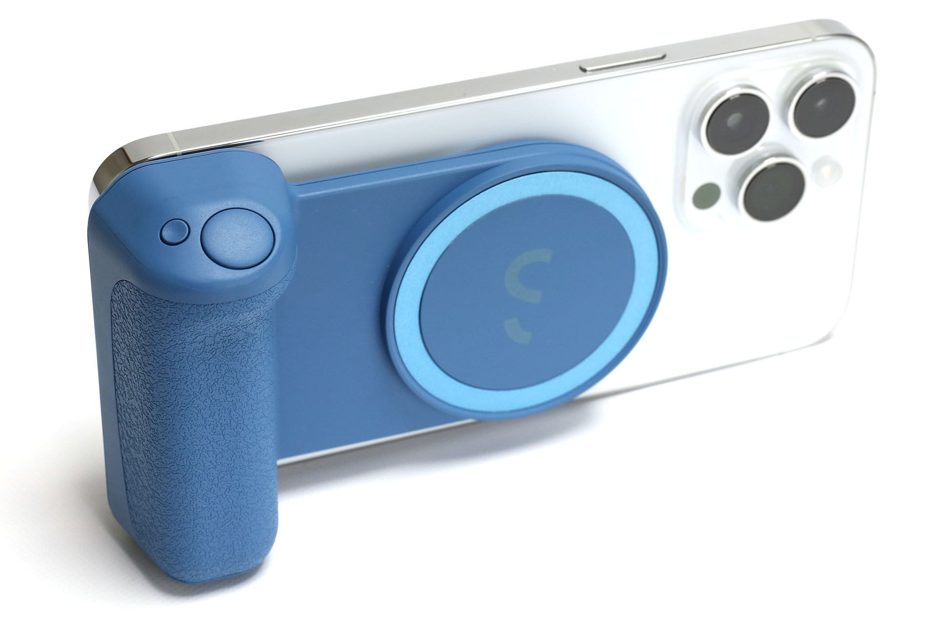 iPhoneとMagSafeで一発着脱！　クリップ式のグリップだと、着脱ともに3秒（慣れている場合）から5秒以上（慣れていない場合）かかるのに加え、「この硬ぇクリップ広げるのいちいち面倒だゼ！」ってのがあるが、SnapGripだと着脱どちらも1秒って感じであって苦労ゼロの痛快なワンタッチ着脱が可能になる。