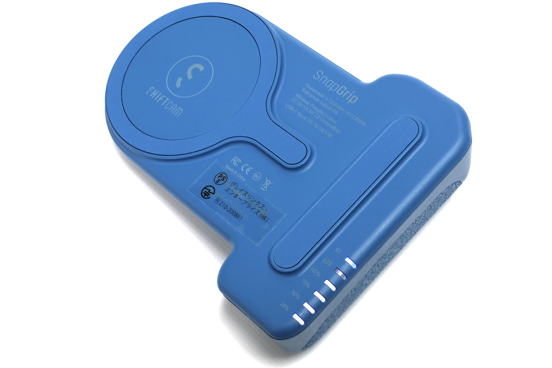 SnapGripは容量3200mAh（電圧3.7V）のMagSafeモバイルバッテリーとしても機能する。容量は大きくなく、出力も5Wと低いが、撮影による端末電池容量低下を補うくらいならイケる感じ。ケーブル接続の充電には対応していない。