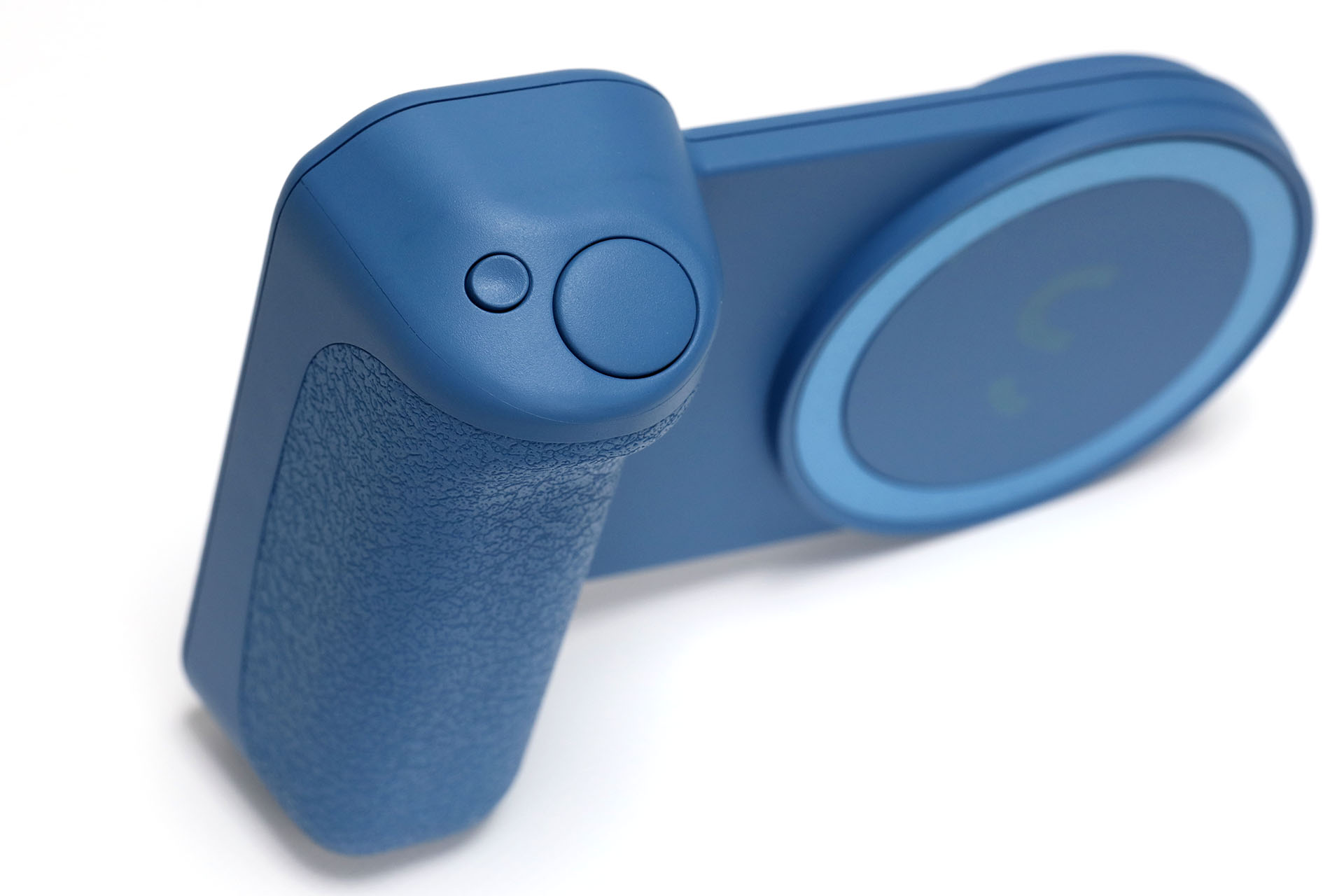 SnapGripのシャッターボタン近くに小さなボタンがあるが、これがモバイルバッテリー用ボタン。ひと押しでモバイルバッテリーを機能させ、2度押しでモバイルバッテリーの機能をオフにできる。