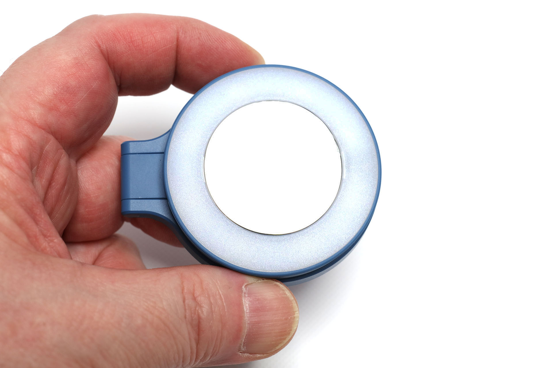 ShiftCam「SnapLight」はMagSafe対応の充電式LEDリングライト。直径約56mmで、厚みは約13mm。