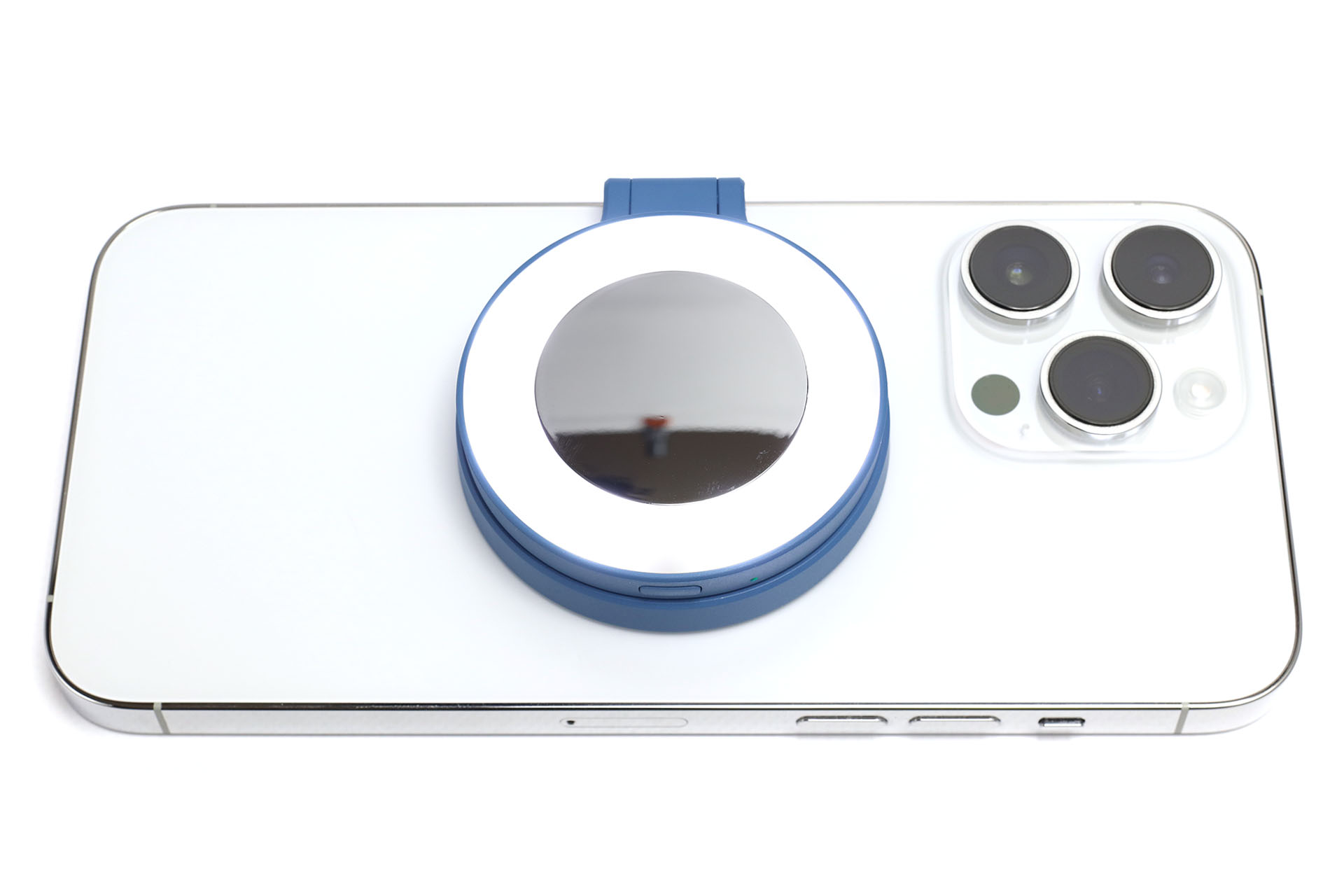 MagSafe対応端末にマグネット吸着し、アウトカメラ側を照らせる。明るさは4段階で調節可能。