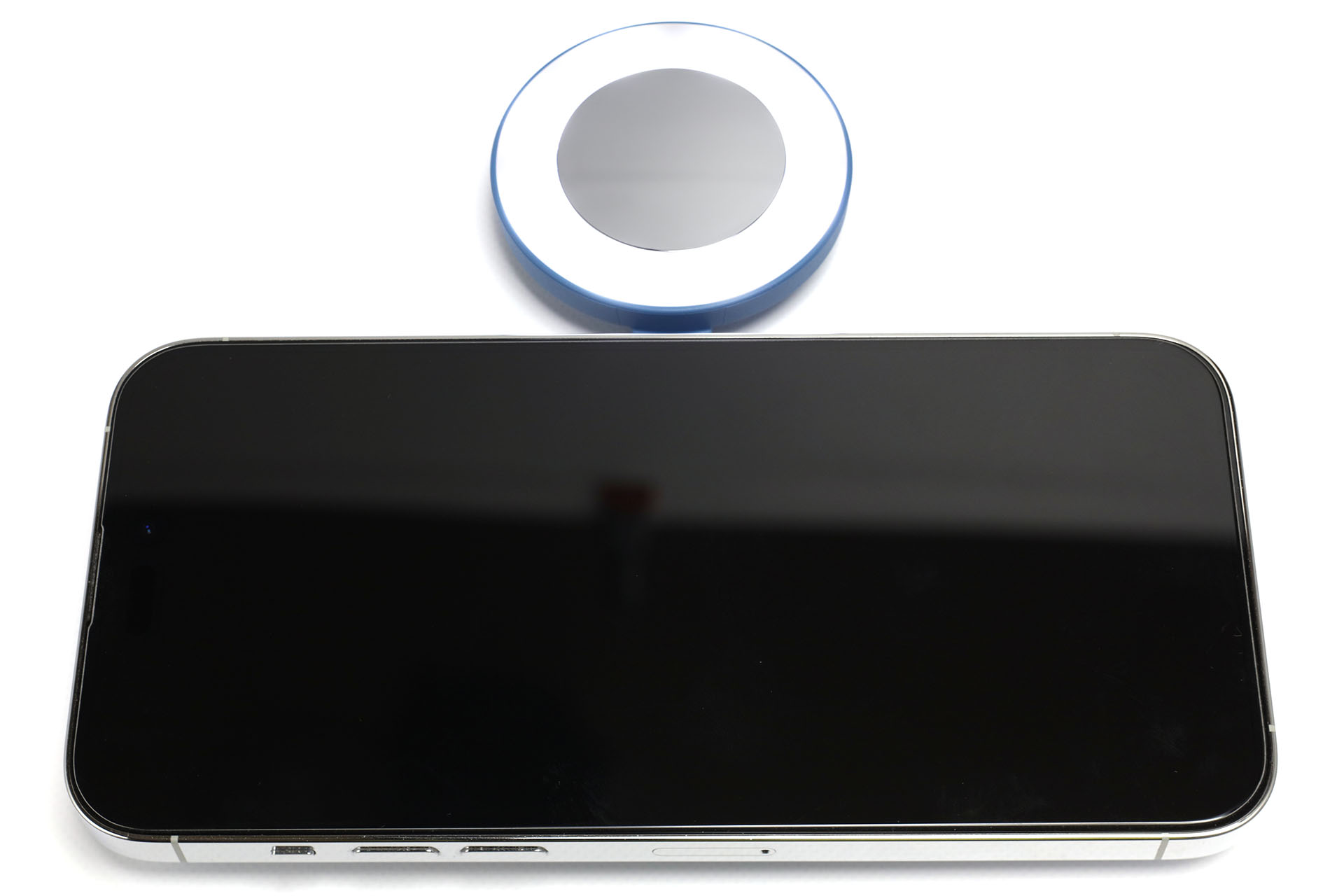 こんなふうに立てることにより、インカメラでセルフィーを撮るときの補助光としても使える。