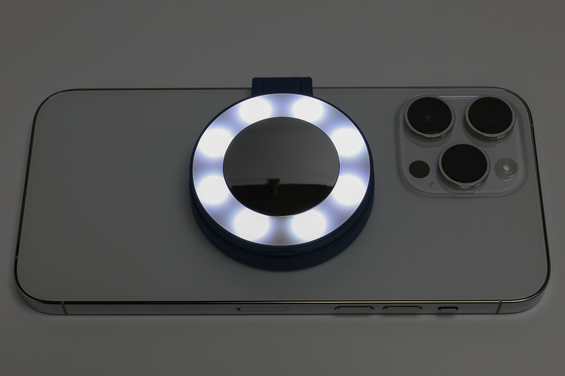 肉眼ではLEDリングライトのリングが均等に光っていないように見える。