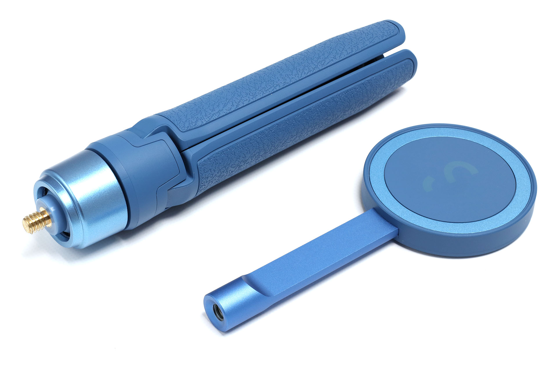 三脚とMagSafe台座部分は分離できる。台座部分は一般的なカメラ雲台のネジ（1/4インチ・1/4-20UNC）に固定可能。