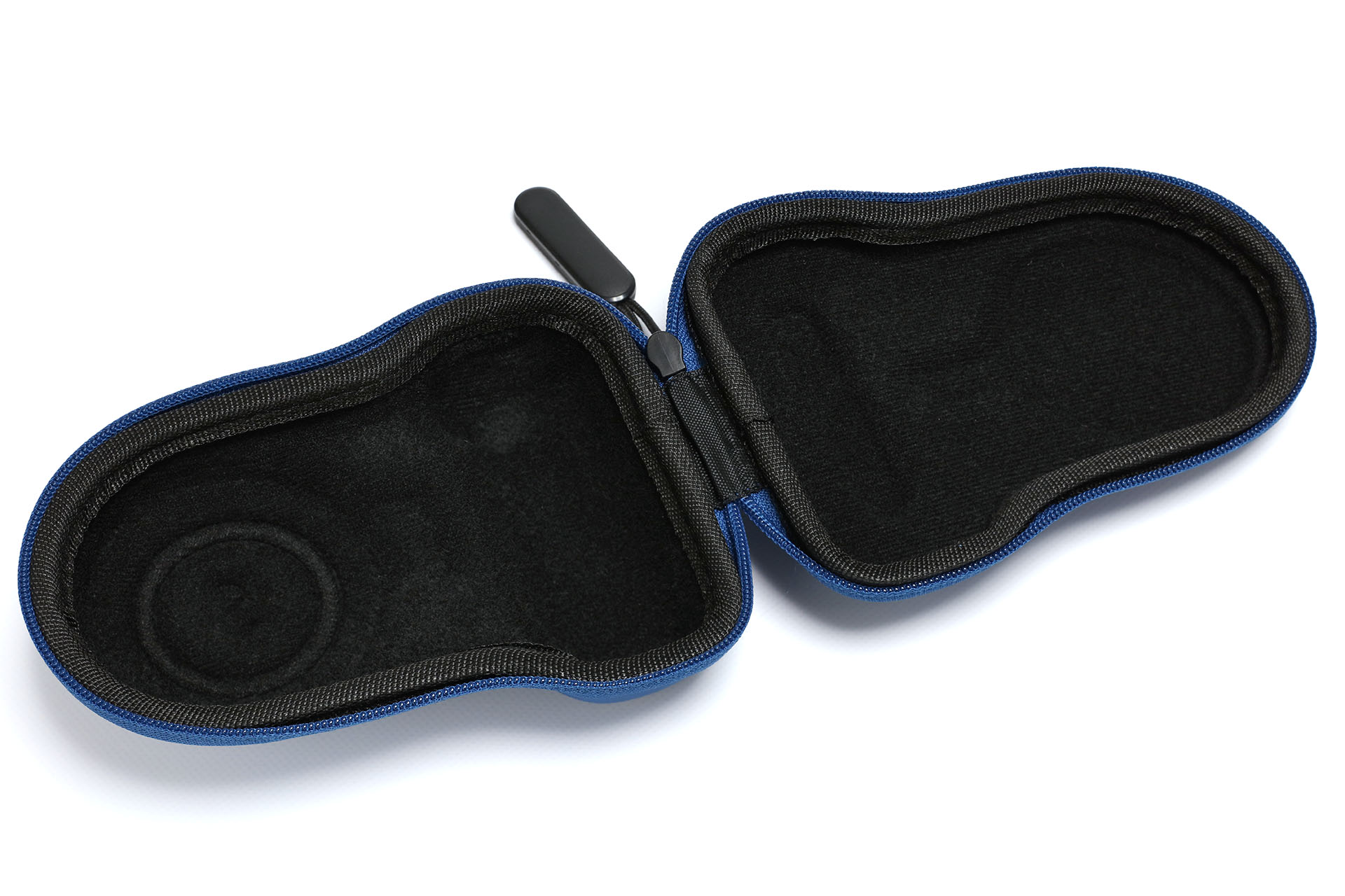 内部の縫製もフツーにキレイで、ファスナーの開閉もスムーズだ。