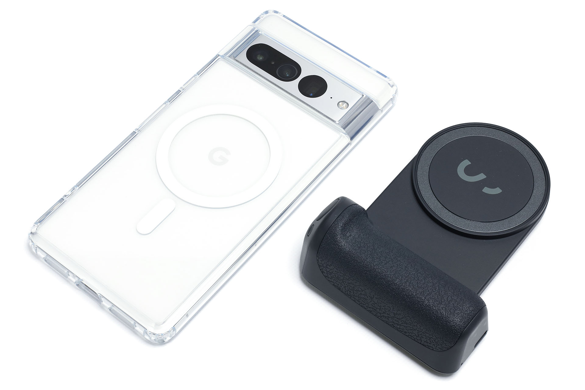 Pixel 7 ProはMagSafe対応ケースに入れている。MagSafe対応グリップのSnapGripも、もちろんマグネット吸着する。