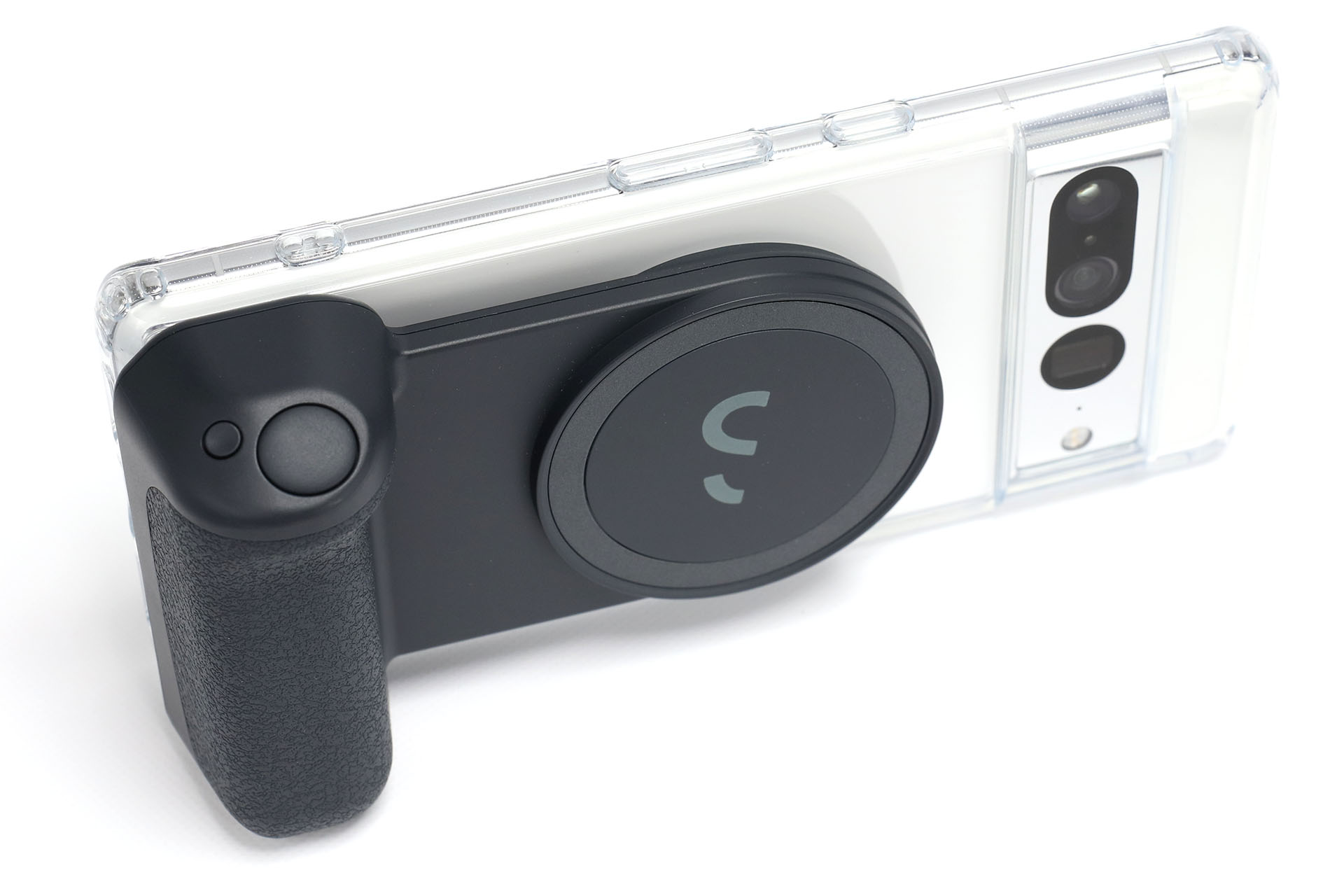 Pixel 7 ProとSnapGripを合体。Bluetoothペアリングしたら問題なくSnapGripをBluetoothカメラシャッター付きグリップとして使えた。Pixel 7 Proへの充電もできている。