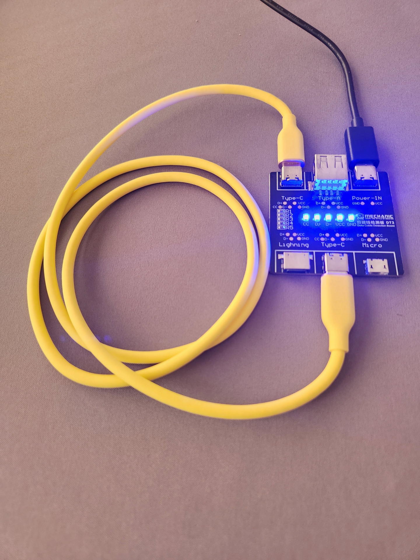 両端がUSB Type-Cケーブルの最近の製品は基本的に5個のLED全部が点灯するタイプが多い。PD高電力やビデオ信号のチェックは出来ないので注意が必要だ。