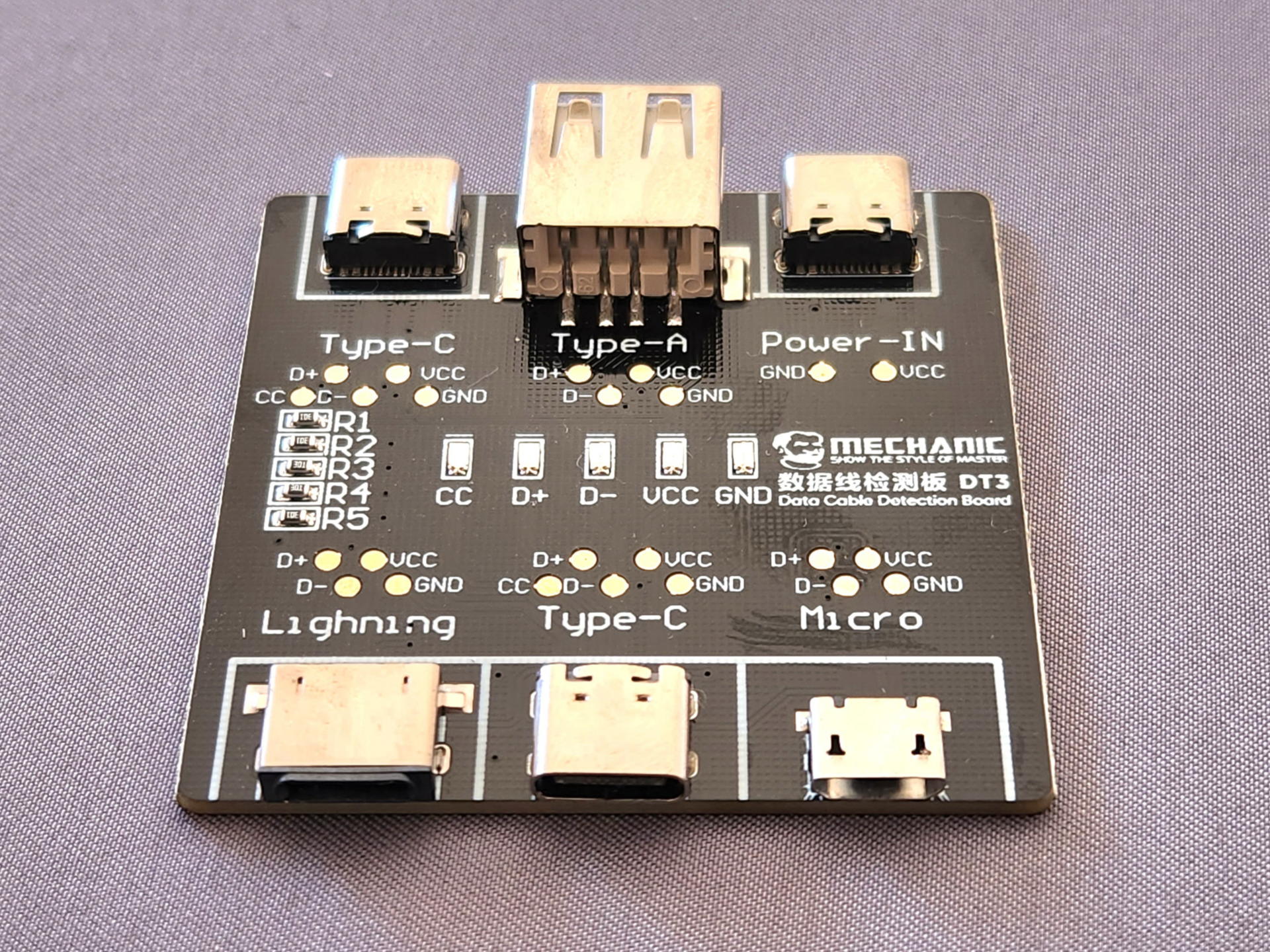 上側の左側2個のポートにテストしたいUSBケーブルのホスト側プラグを接続する。下側の3個のポートにデバイス側のプラグを接続してテストする