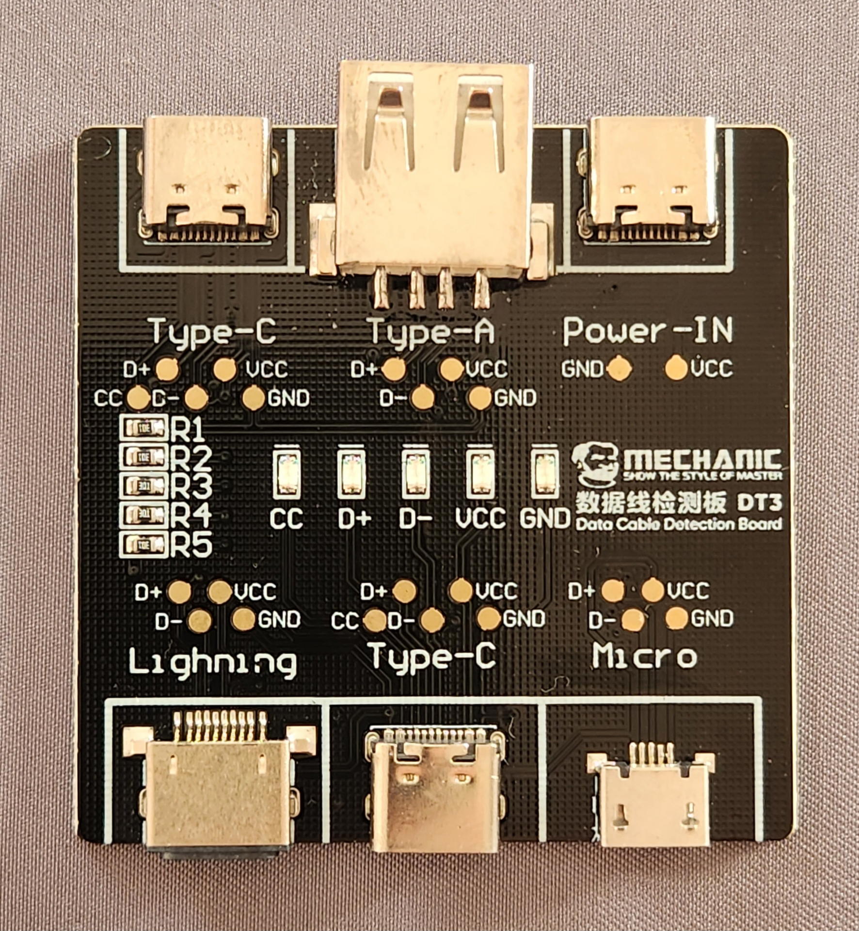チェック用のLEDは左側から「CC」　「D＋」　「D-」　「VCC」　「GND」と並ぶ