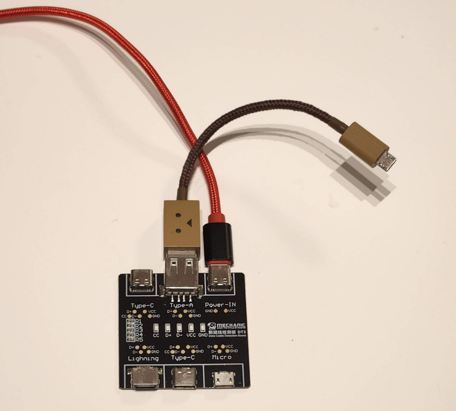 テストするUSBケーブルは上下のポートに同時に接続するのでケーブル長15cm程度の長さは接続が難しい。最低でも20cm以上の長さのケーブル用だ