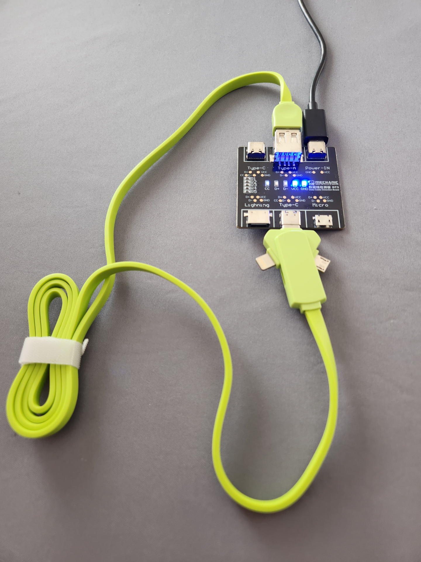 Type-C、microUSB、Lightningのポートを持つガジェットに充電するのが主目的の変態ケーブルはプラグ形状に関係なくデータ通信機能はサポートされていなかった