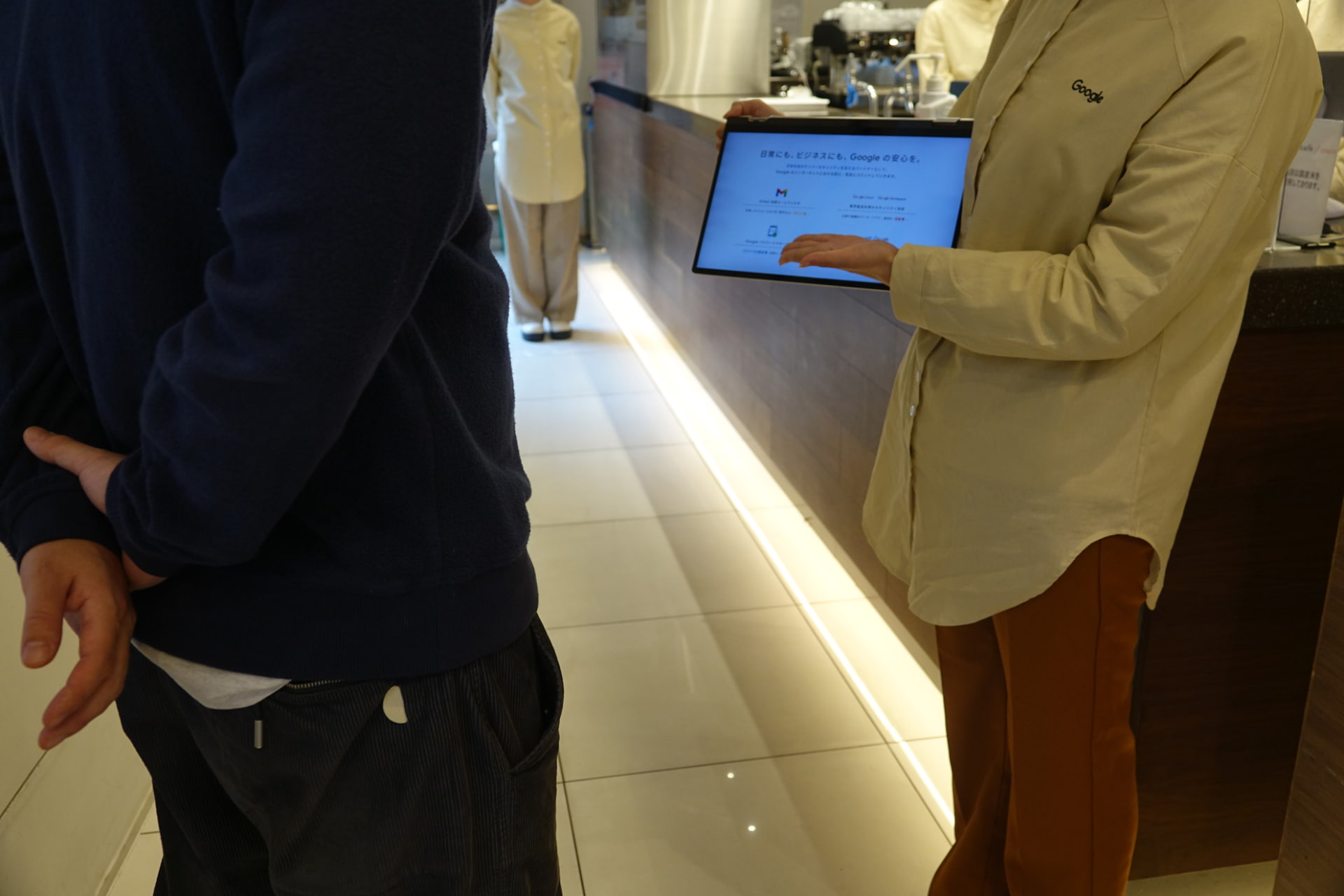 テイクアウトのカウンターでも案内を受けられる