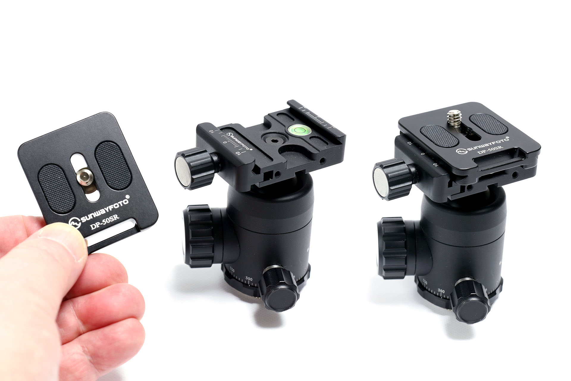 SUNWAYFOTOのアルカスイス互換自由雲台<a href="https://www.sunwayfoto.com/e_goodsDetail.aspx?gid=1221" class="strong bn" target="_blank">「FB-28i」</a>。<a href="https://amzn.asia/d/5gGbRki" class="strong bn" target="_blank">Amazon</a>で5580円で売られているが、海外発送品だと4000円弱で買えたりする。自由雲台のマウントとそこに嵌るプレートがアルカスイス互換で、ツマミを緩め・締めする程度で強固にプレートが固定される。通常、プレートはカメラ底部に装着しっぱなしにしておく。つまりカメラを自由雲台にサッと装着して強固に固定できるのだ。こういったアルカスイス互換品は各メーカーから発売されている。構造がシンプルなこともあり、実用性の高い互換品が多々ある。