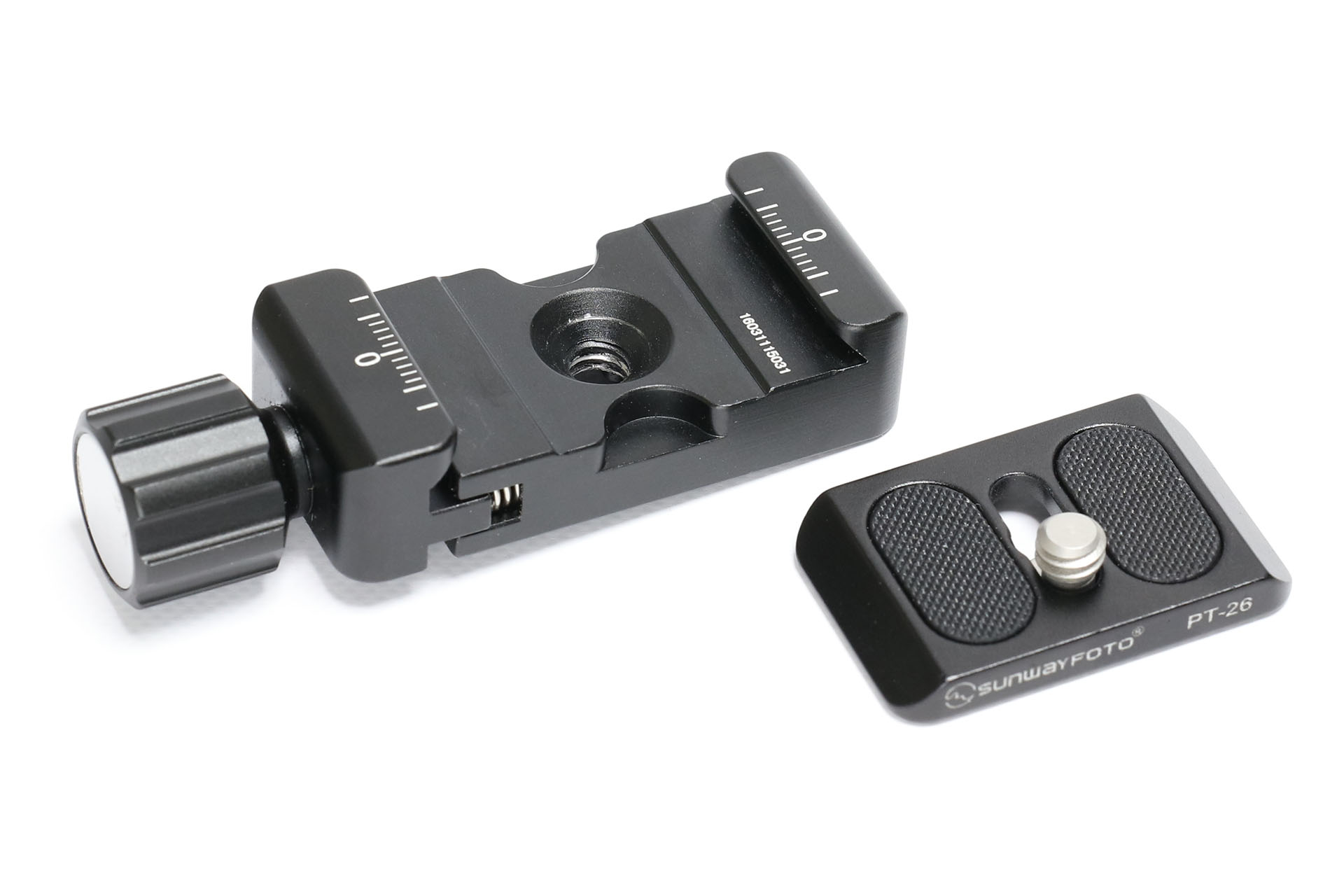 SUNWAYFOTOのアルカスイス互換マウントとプレート。マウントは<a href="https://www.sunwayfoto.com/e_goodsDetail.aspx?gid=1247" class="strong bn" target="_blank">「DDC-26」</a>で、<a href="https://amzn.asia/d/2GMBUbO" class="strong bn" target="_blank">Amazon</a>では3980円で売られている。プレートは<a href="https://www.sunwayfoto.com/e_goodsDetail.aspx?gid=1233" class="strong bn" target="_blank">「PT-26」</a>で、<a href="https://amzn.asia/d/2diCvSN" class="strong bn" target="_blank">Amazon</a>では2800円で売られている。