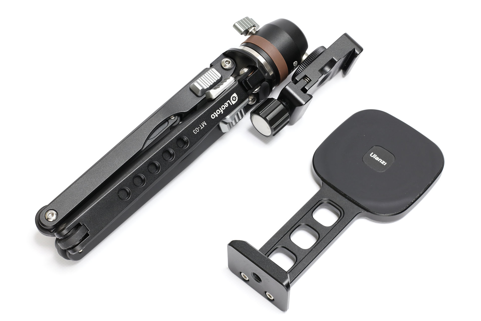 携帯時はミニ三脚からST-28を外す。わりとコンパクトに持ち歩ける。